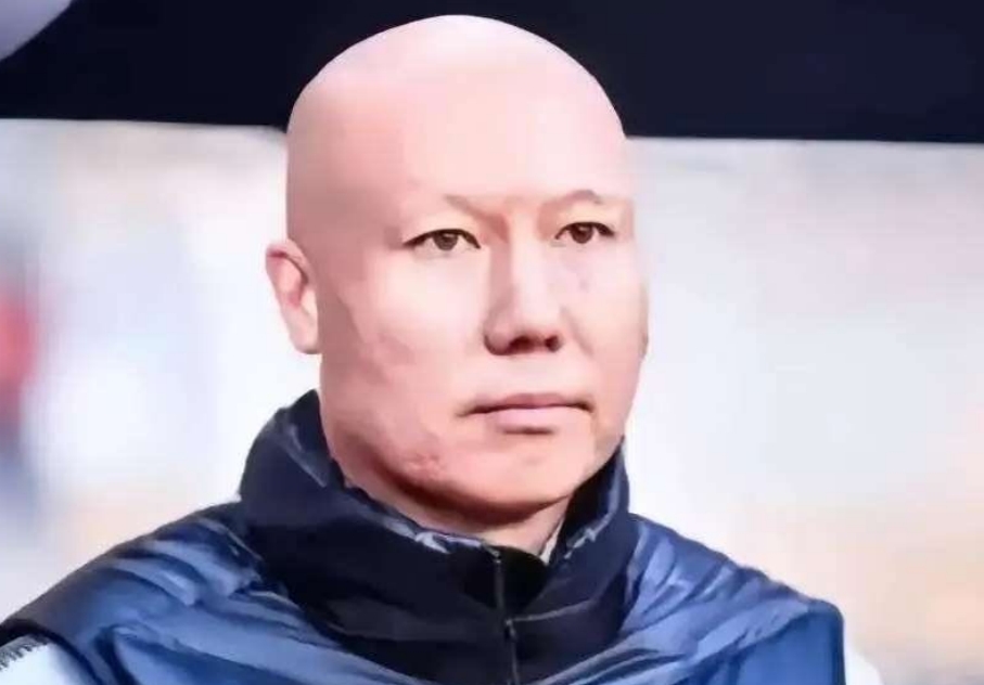 今日趣图：2年以后，看着国足前往美加墨，李铁没能再吹起刘海